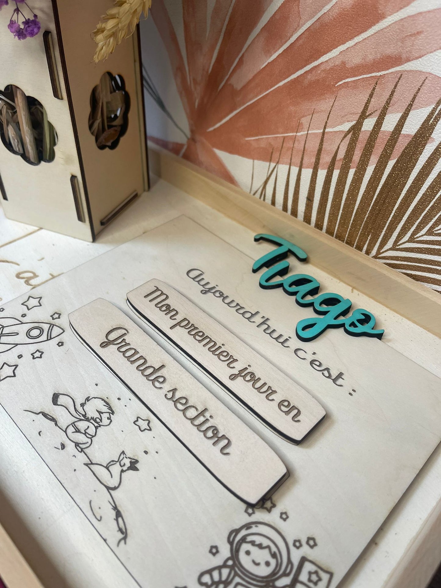 Tableau ardoise scolaire personnalisé en bois – Prénom + plaquettes classes